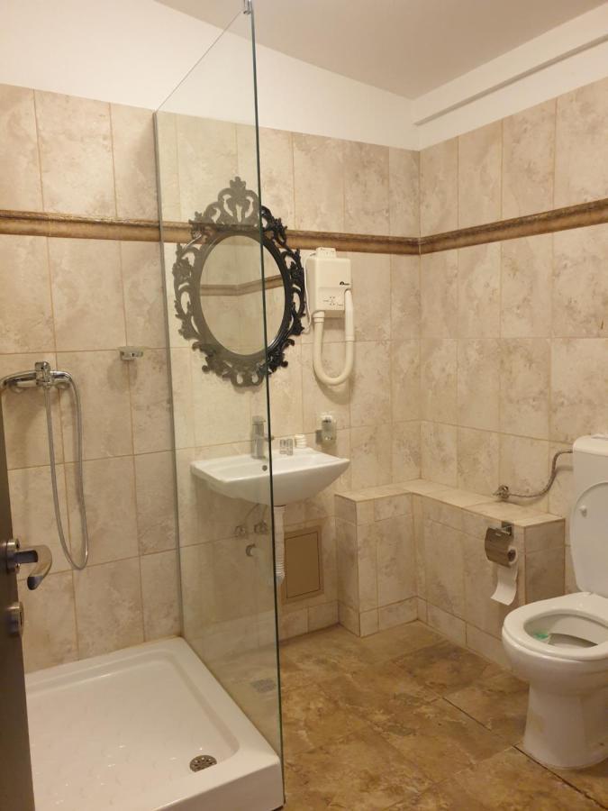 Hotel Queen Букурещ Екстериор снимка