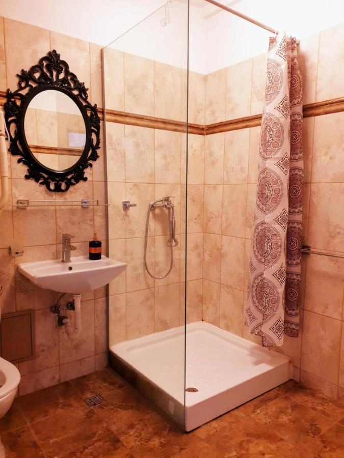 Hotel Queen Букурещ Екстериор снимка